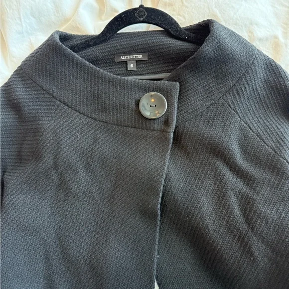 Elegant Black Cropped Jacket - Picture 5 of 6